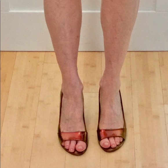 LOUIS VUITTON RUNWAY GOLD/COPPER/GREEN IRIDESCENT PATENT MID-HEEL SANDAL - Picture 9 of 16